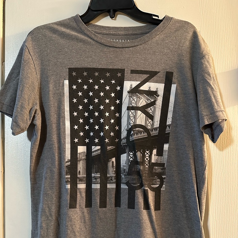 Aeropostale Men’s Gray Graphic Tee Size Medium